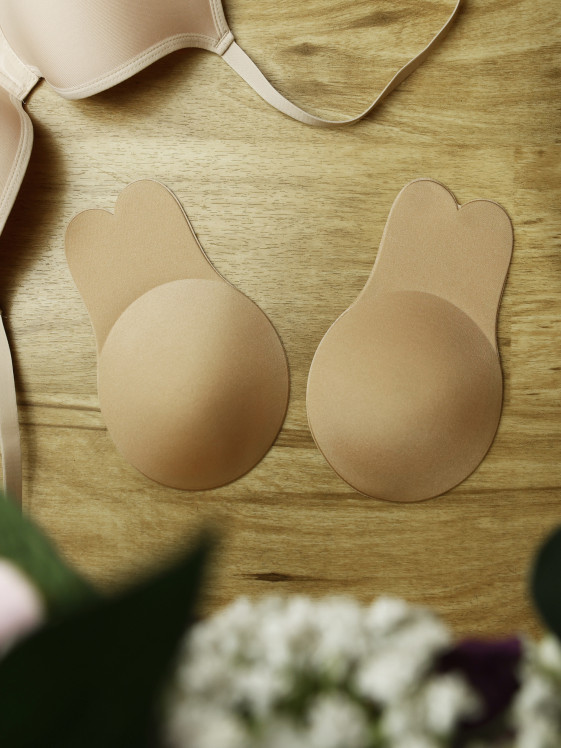 detail Nelepovací podprsenka látková